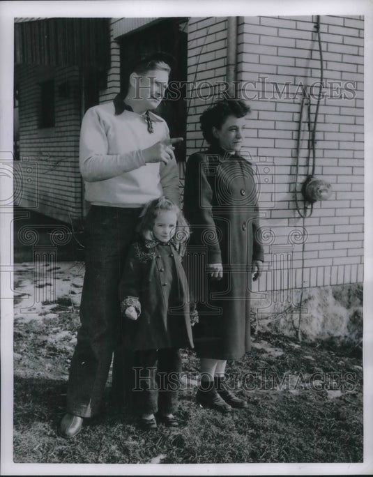 1955 Press Photo Meter on George White's House where he stands with wife - Historic Images