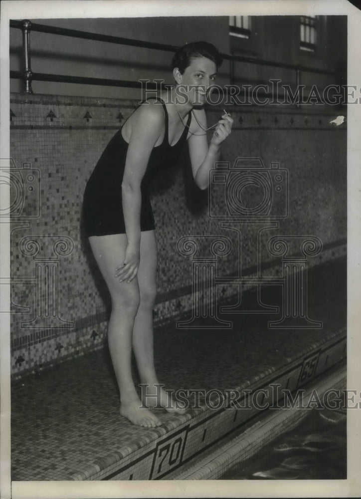 1932 Press Photo Helen Curtis swimming instructor at New Jersey State College - Historic Images
