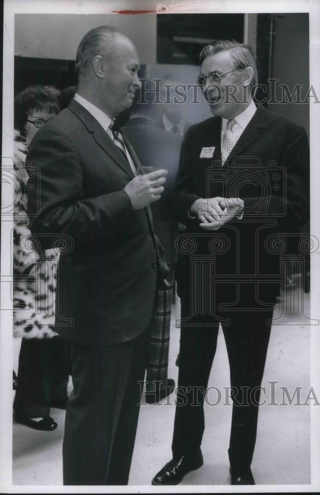 1971 Press Photo Lawrence Druckenbrad Talks With Brother Ivo Regan - Historic Images