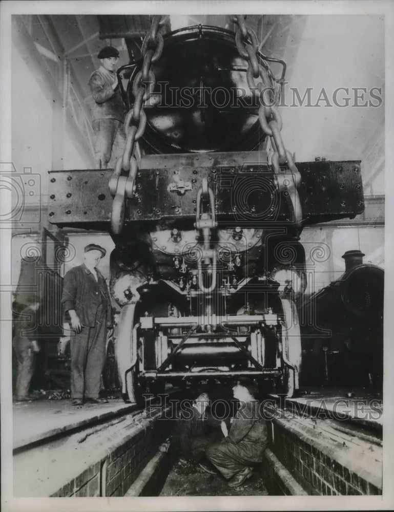 1935 Men Work On Castle Type Locomotives At Swinson Works - Historic Images