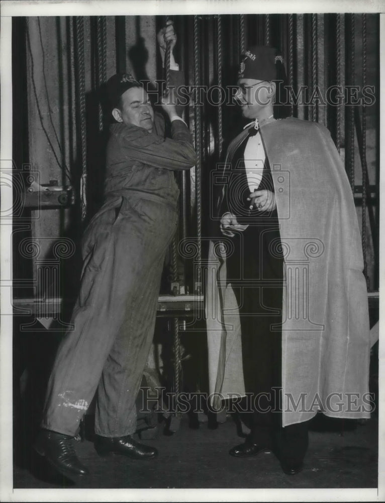 1934 Press Photo William Gettle volunteer scene shifter at Shrine Auditorium-Historic Images