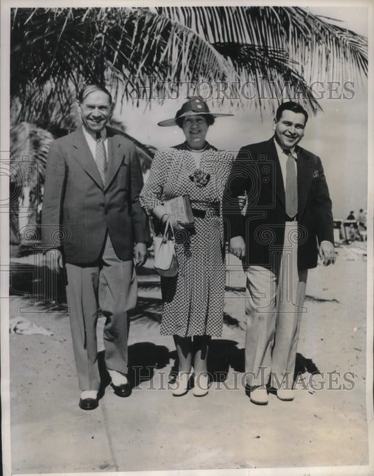 1940 Dr & Mrs James Sonnett Greene w/ Aron Kaufmann at the beach - Historic Images