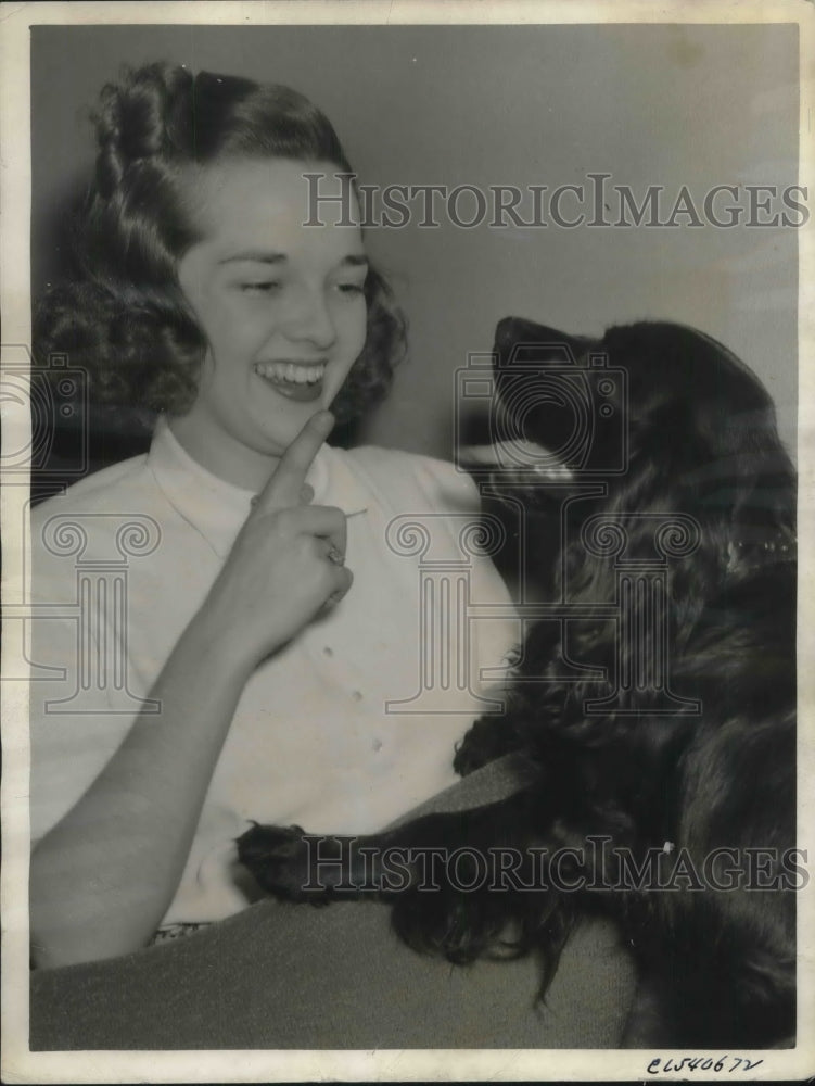 1940 Press Photo Sally Green at Age 18, Dallas Debutante with a Dog - Historic Images