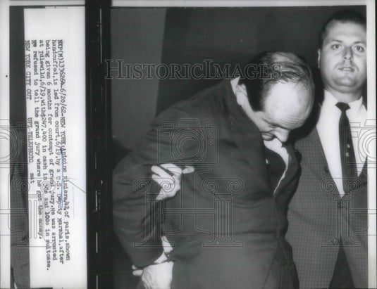 1962 Press Photo NYC Antoine Riniere in custody of US Marshal for contempt - Historic Images