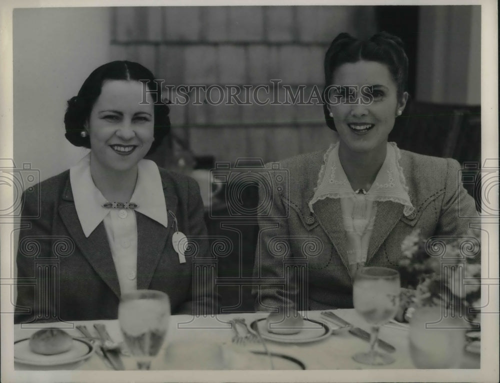 1941 Press Photo Mrs Julius Noyes &amp; Mrs Edward Hutton enjoying lunch - Historic Images