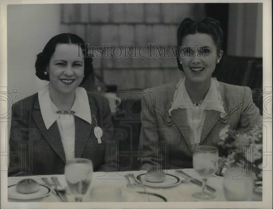 1941 Press Photo Mrs Julius Noyes & Mrs Edward Hutton enjoying lunch - Historic Images