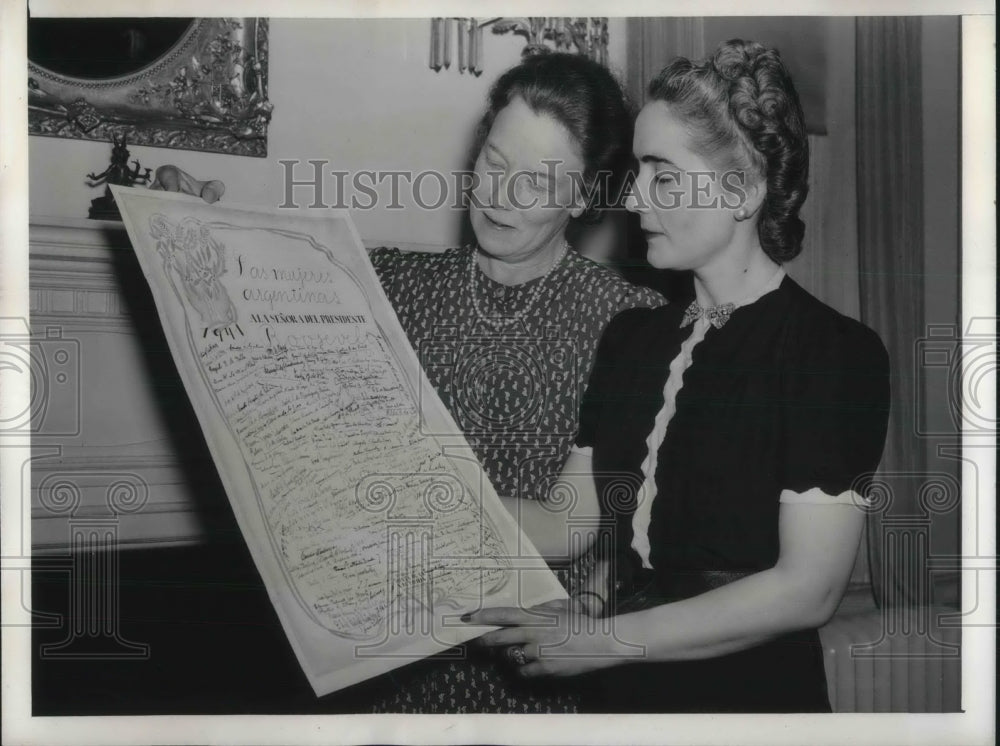 1941 Press Photo Senora Ana Rosa S DeMartinez Guerrero presents the scroll - Historic Images