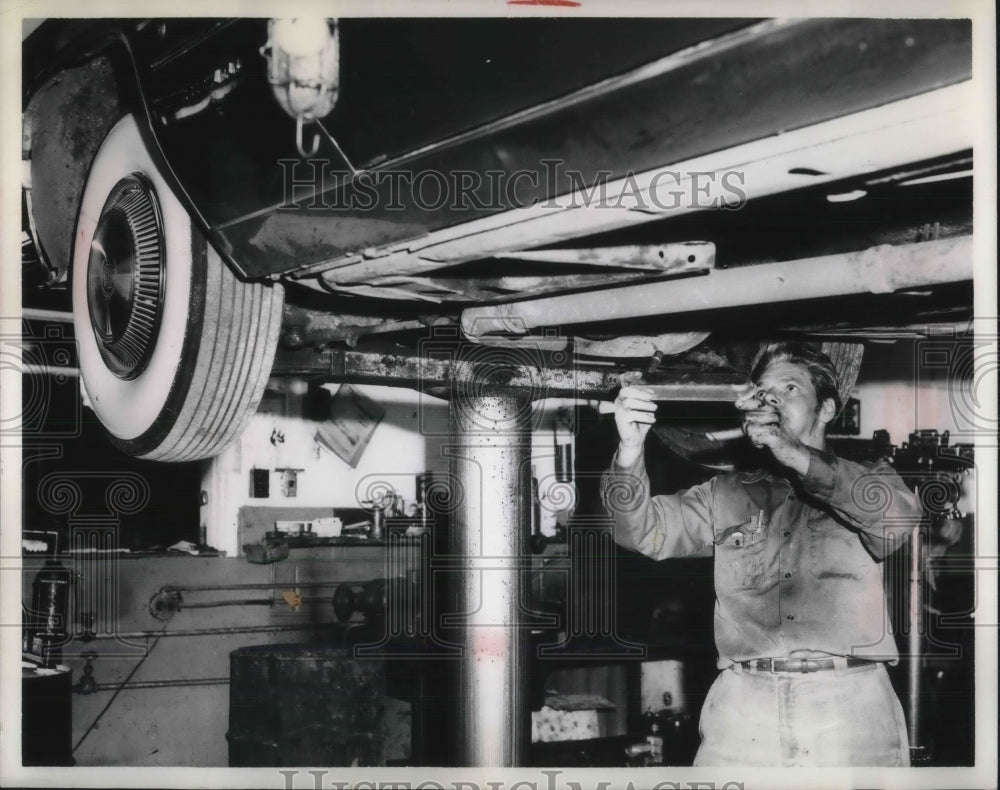 Press Photo Big Man Works Underneath A Vehicle At Johnny O Transmission- Historic Images