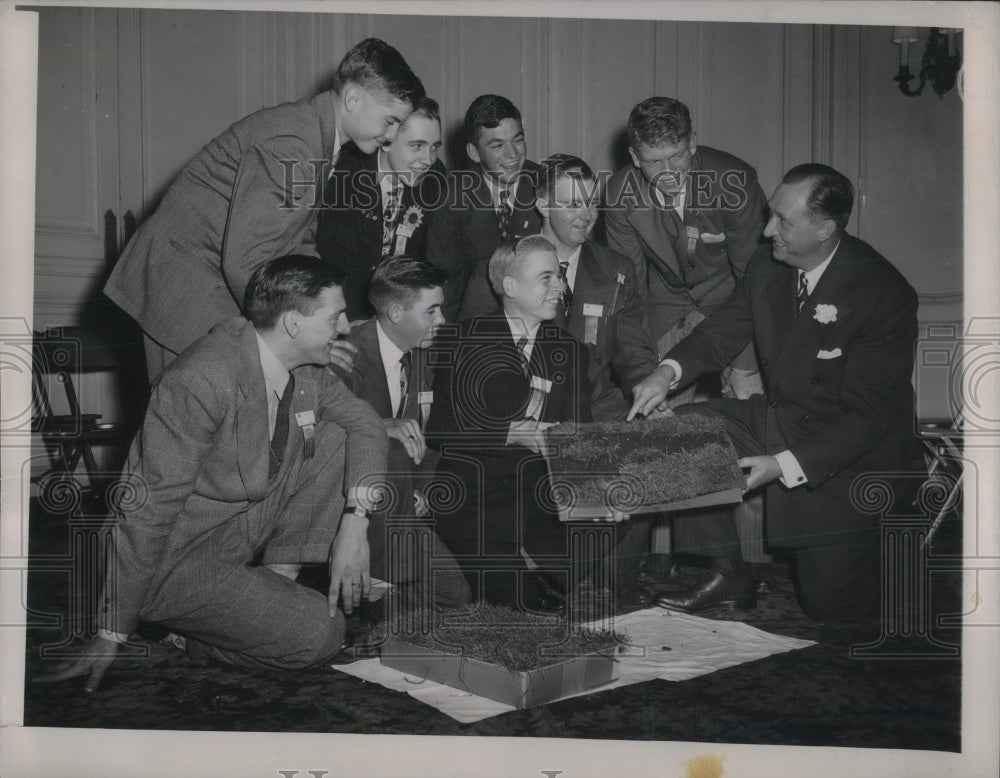 1948 Press Photo Boys Eagerly Await Results Of 4-H Club Soil Contest - Historic Images
