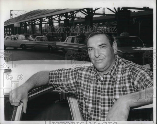 1966 Press Photo Ernest Pirro Cab Driver Saved Boy From Burning Car In New York - Historic Images