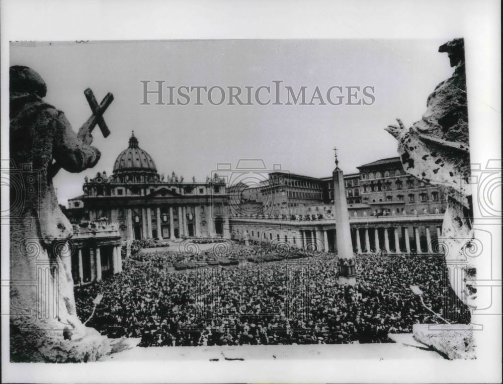 1968 Press Photo Crowd Fills St. Peter&#39;s Square For Vatican Easter Blessing - Historic Images