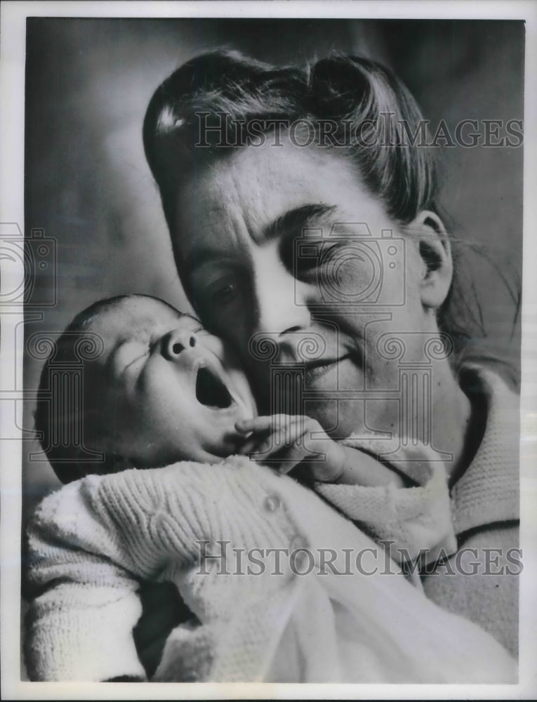 1962 Press Photo Jean Rook Holds Yawning Baby Daughter She Tried To Sell - Historic Images