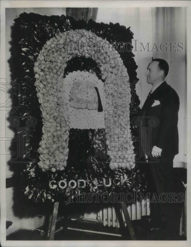 1934 Press Photo Seattle Mayor Charles Smith With Floral Horse Shoe-Historic Images