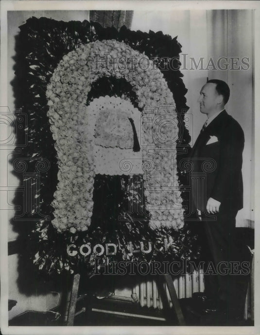 1934 Press Photo Seattle Mayor Charles Smith With Floral Horse Shoe-Historic Images