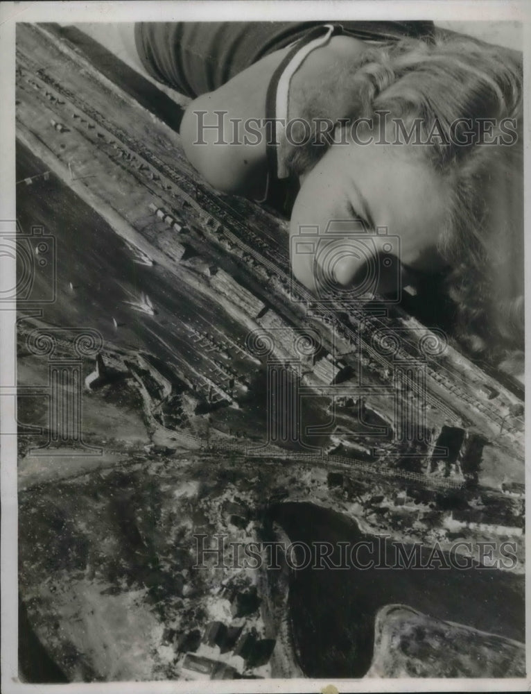 1934 Press Photo Marion Palmer views rowing boat where America won event - Historic Images