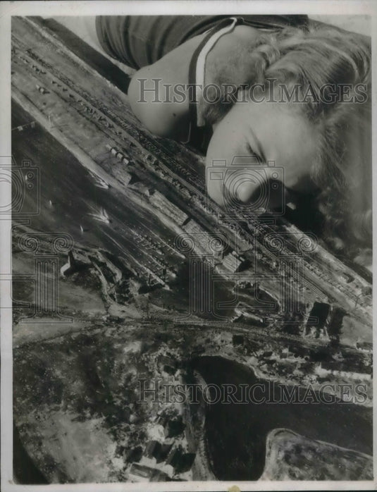 1934 Press Photo Marion Palmer views rowing boat where America won event - Historic Images