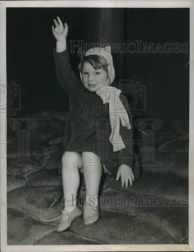 1939 Press Photo Jennifer Stuart Grant arrives on RMS Samaria - Historic Images