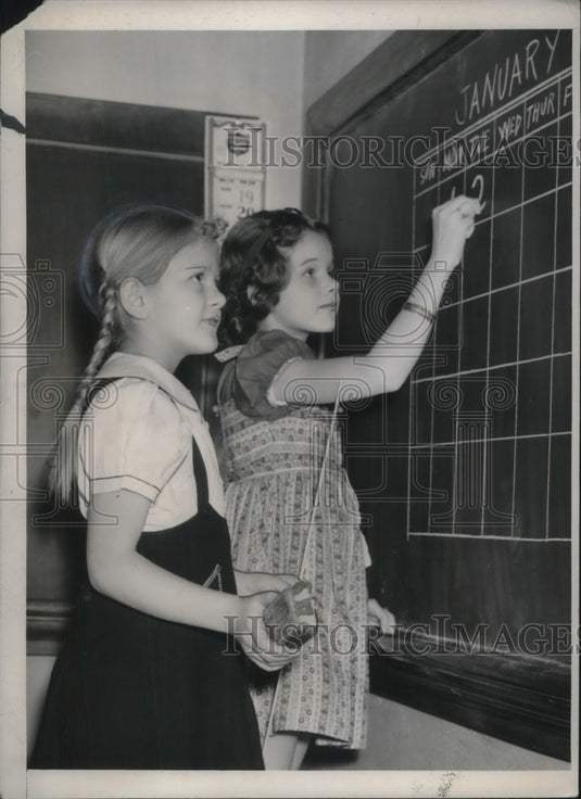 1940 Press Photo Carol Nordgren & Carol Boyer at reopened school in Toledo OH-Historic Images