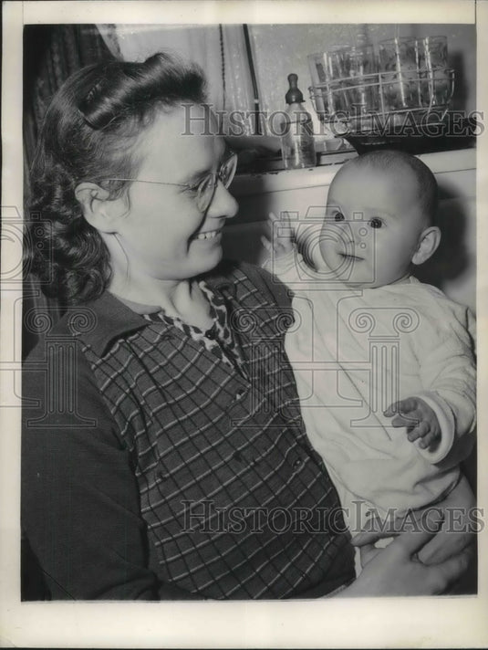 1943 Mrs.Helen Orison and Baby Carol after " kidnapping " attempt - Historic Images