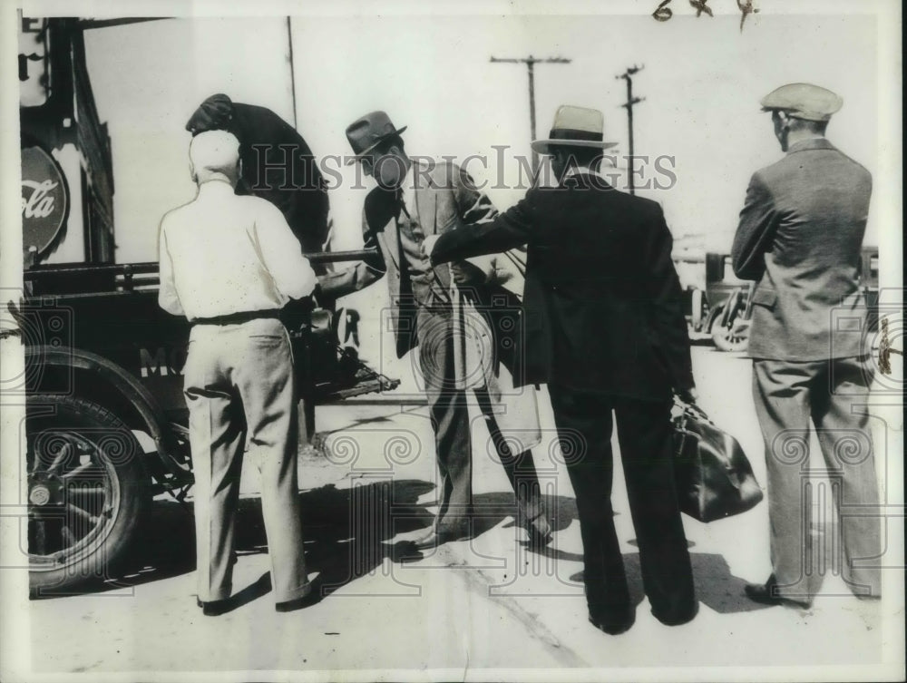 1935 Press Photo LA Oil Tanker Seamen Leave Boat To Participate In Strike - Historic Images