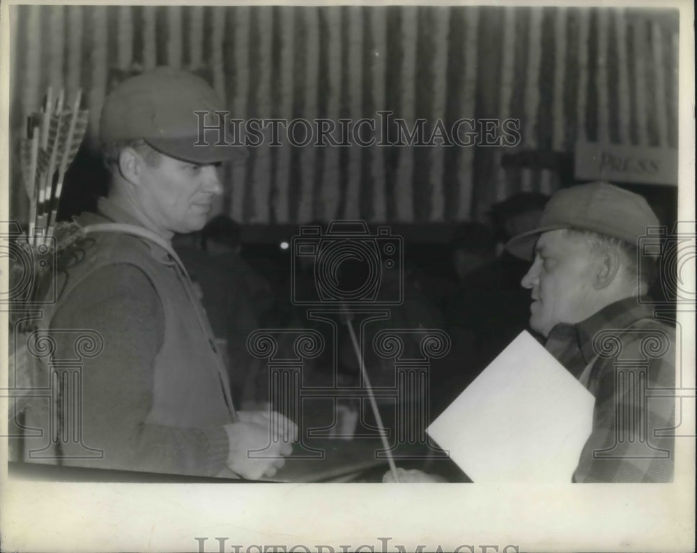 1943 Press Photo Ohio archer Roth Bradbury-Historic Images