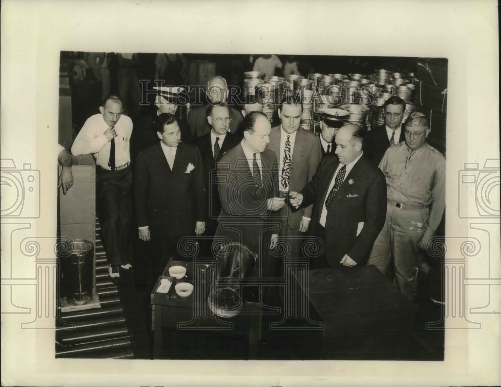 1942 Press Photo Execs Approve The First OCD 4 Gallon Pump Fire Extinguisher-Historic Images