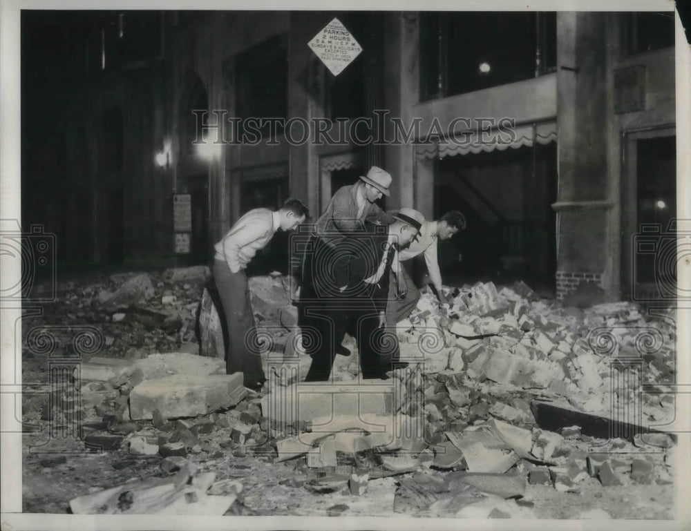 1933 Press Photo Workers Sift Through Rubble After Long Beach California Quake - Historic Images