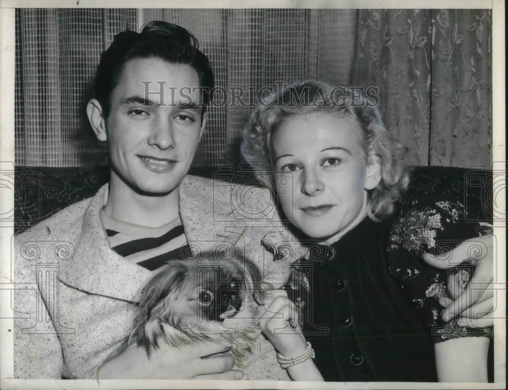 1939 Press Photo Musician Billy Graves With Eight Time Married Fiancee And Dog - Historic Images