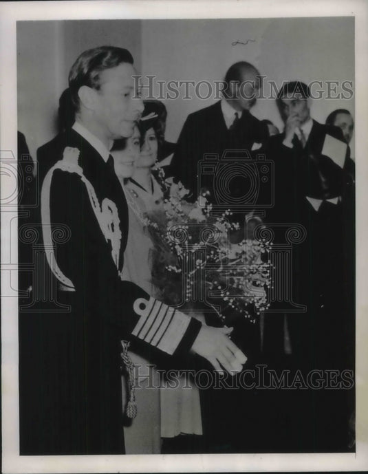 1939 Press Photo King George Greets Admirers with Injured Hand Caught in Door - Historic Images