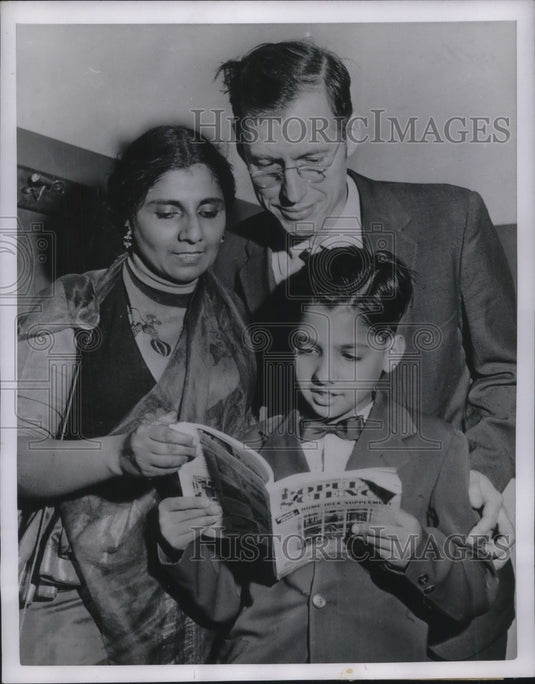 1954 Press Photo Mr and Mrs Harvey Renfrew pay fine to home school son, Shanti - Historic Images