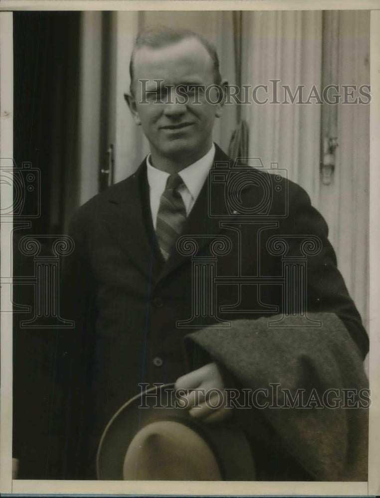 1927 Press Photo Man with iron grip sprains Coolidge's wrist - Historic Images