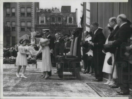 1939 Press Photo Marie Day presents flowers to King George and Queen Elizabeth.-Historic Images
