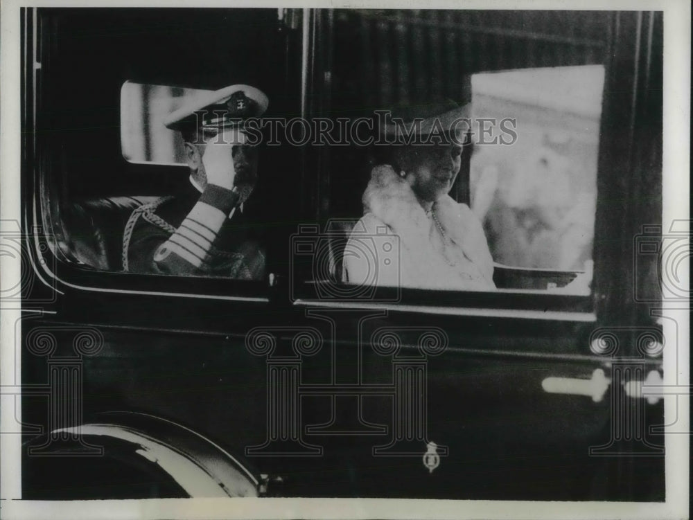 1934 Press Photo King George &amp; Queen Mary off to vacation at Cowe&#39;s - Historic Images