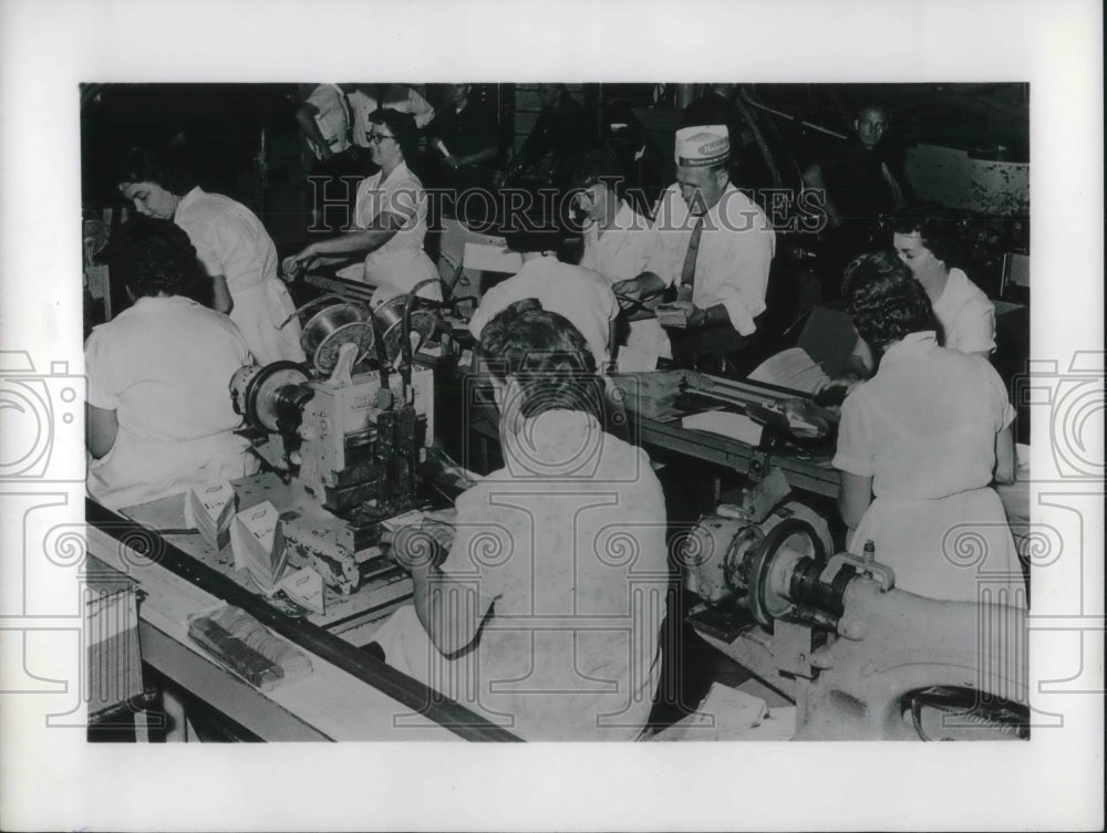 1962 Press Photo George Romney on a Bakery Packing Line in Heckmen Company - Historic Images