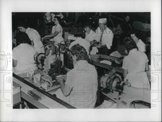 1962 Press Photo George Romney on a Bakery Packing Line in Heckmen Company - Historic Images