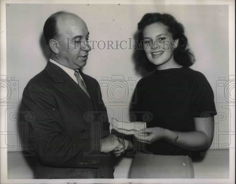 1933 Press Photo SNL Redman, presenting Mary with a $200 Check for College - Historic Images