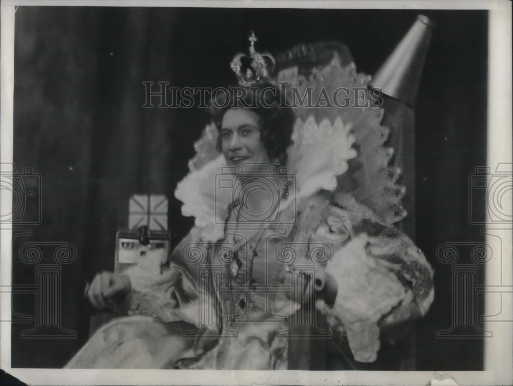 1932 Press Photo James Glading as Queen Elizabeth in Production of Ruff Neck - Historic Images