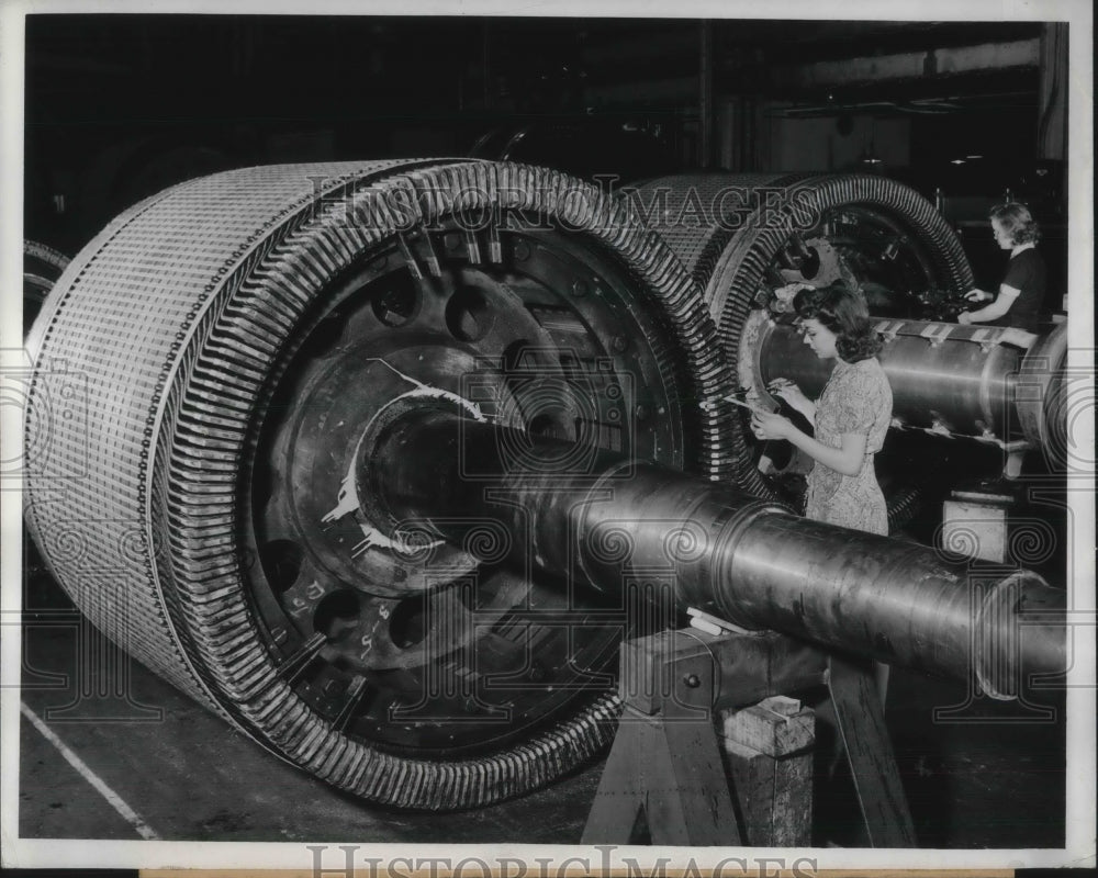 1943 Press Photo Evelyn Paulos &amp; Bertha Doczkat Test Wind Turbine Engines - Historic Images