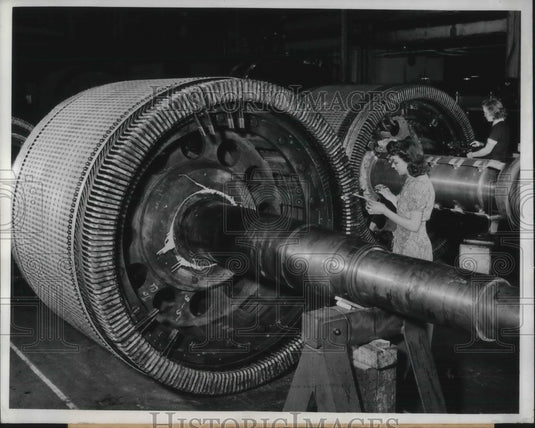 1943 Press Photo Evelyn Paulos & Bertha Doczkat Test Wind Turbine Engines - Historic Images