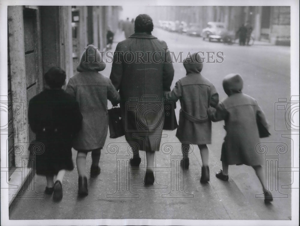 1957 Press Photo Children Going to School in Cold Weather in Rome - Historic Images