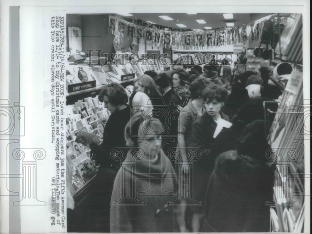 1964 Press Photo Shoppers At Fifth Avenue Card Shop Buying Christmas Cards - Historic Images