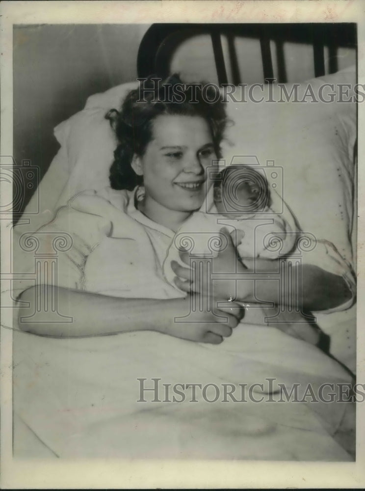 1942 Press Photo San Francisco, Cornelia Van Ree, 18 &amp; baby daughter - Historic Images