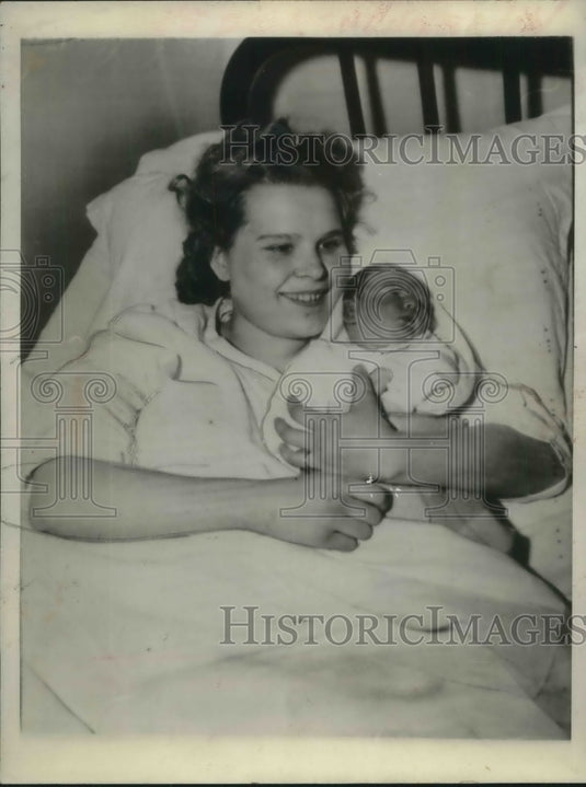 1942 Press Photo San Francisco, Cornelia Van Ree, 18 & baby daughter - Historic Images