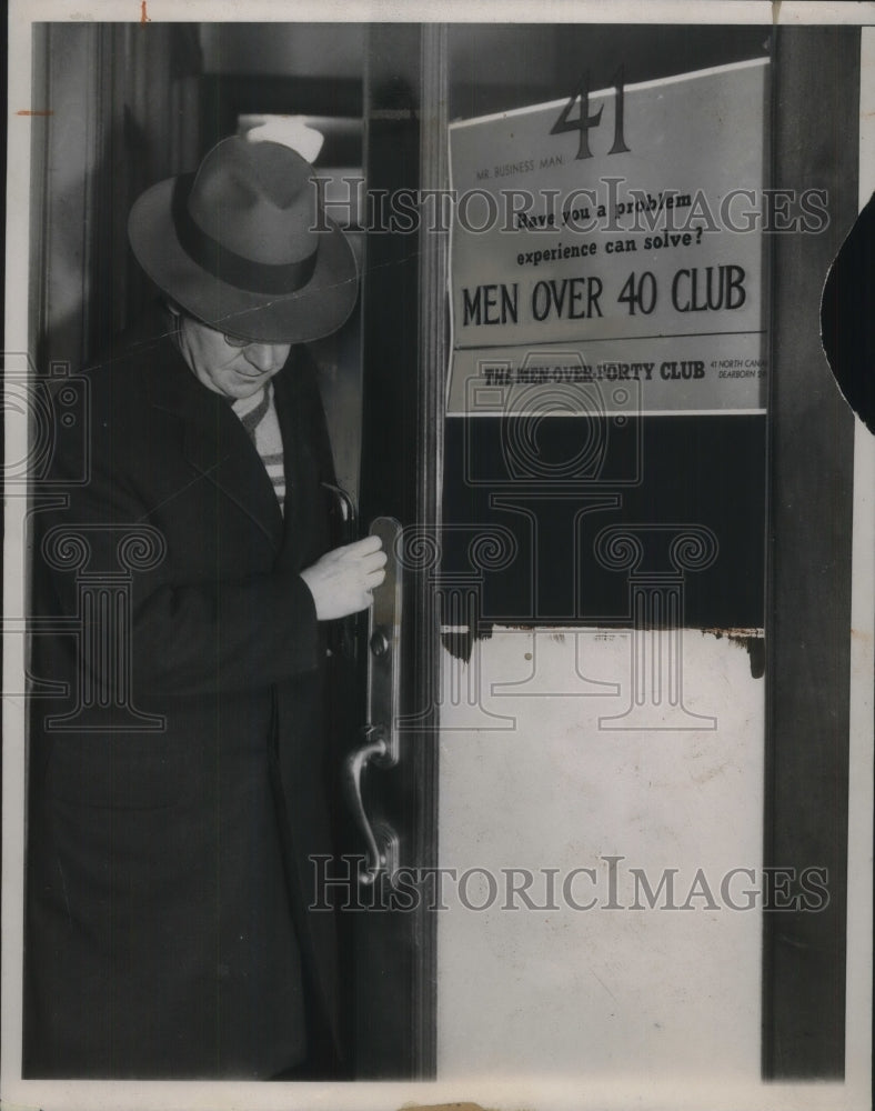 1940 Press Photo Man Shown Leaving Men Over 40 Club Building-Historic Images