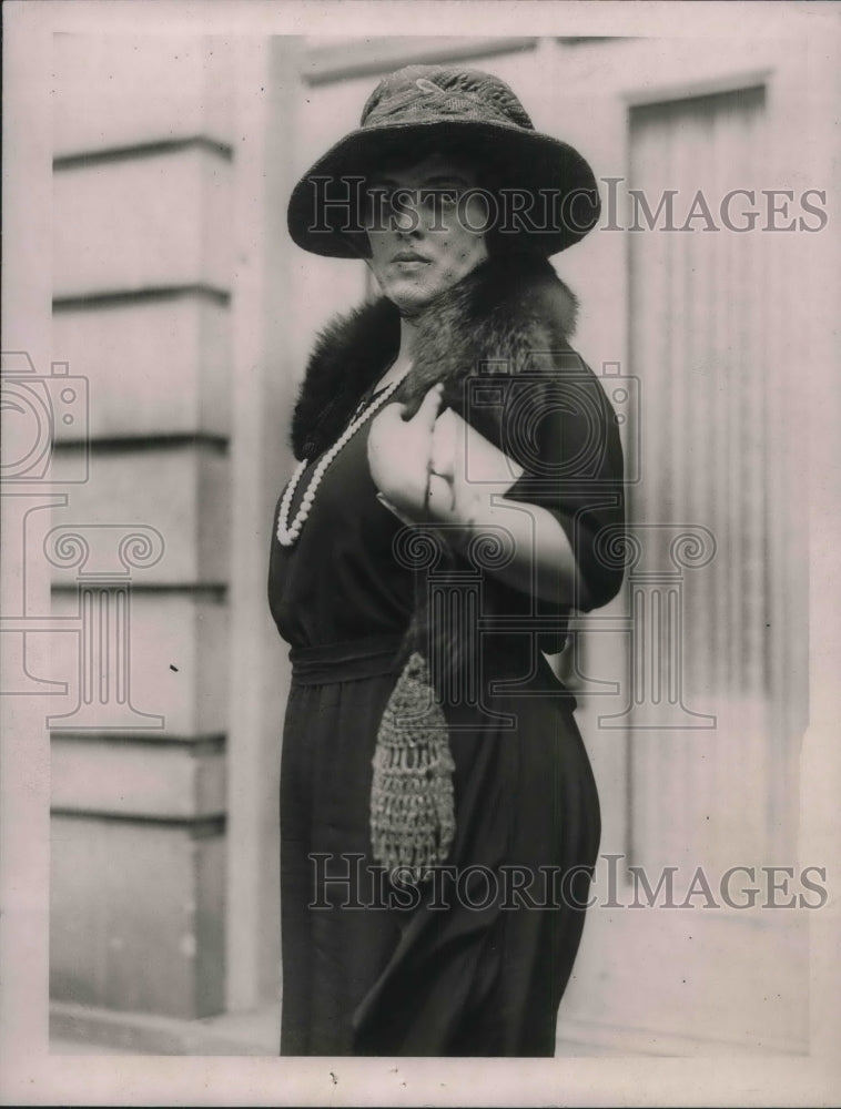 1921 Press Photo Mrs William Fitz Poses For Photo - Historic Images