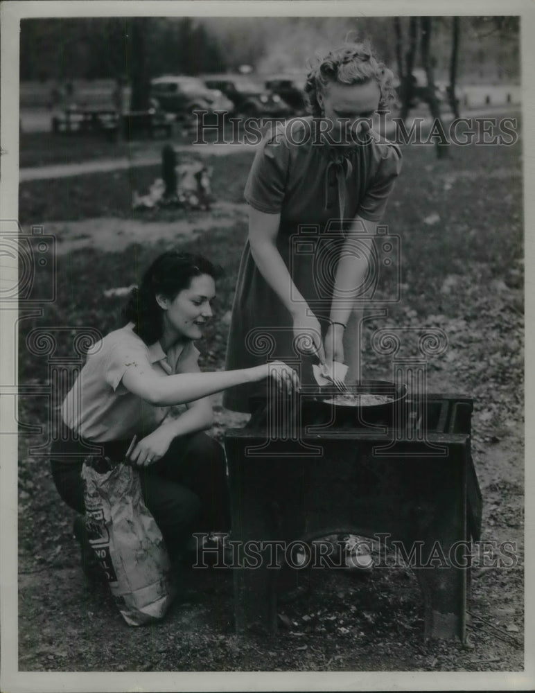 1941 Press Photo Mrs EK Carlon &amp; Lucille Larson preparing meal at Metro Park - Historic Images