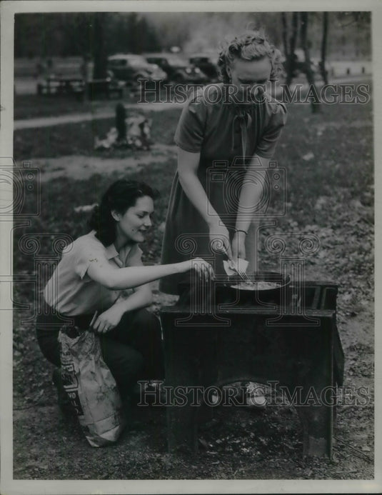 1941 Press Photo Mrs EK Carlon & Lucille Larson preparing meal at Metro Park - Historic Images