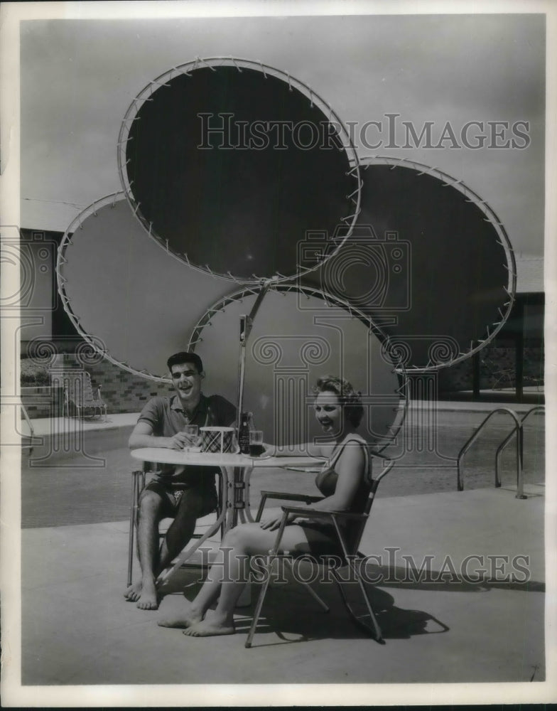 1960 Press Photo Aluminum Company Clover Leaf Ind. Inc. new poolside umbrella - Historic Images