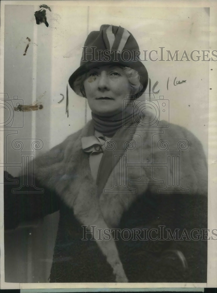 1925 Press Photo Mrs. H.Verbet the only Liscensed bookmaker in England - Historic Images