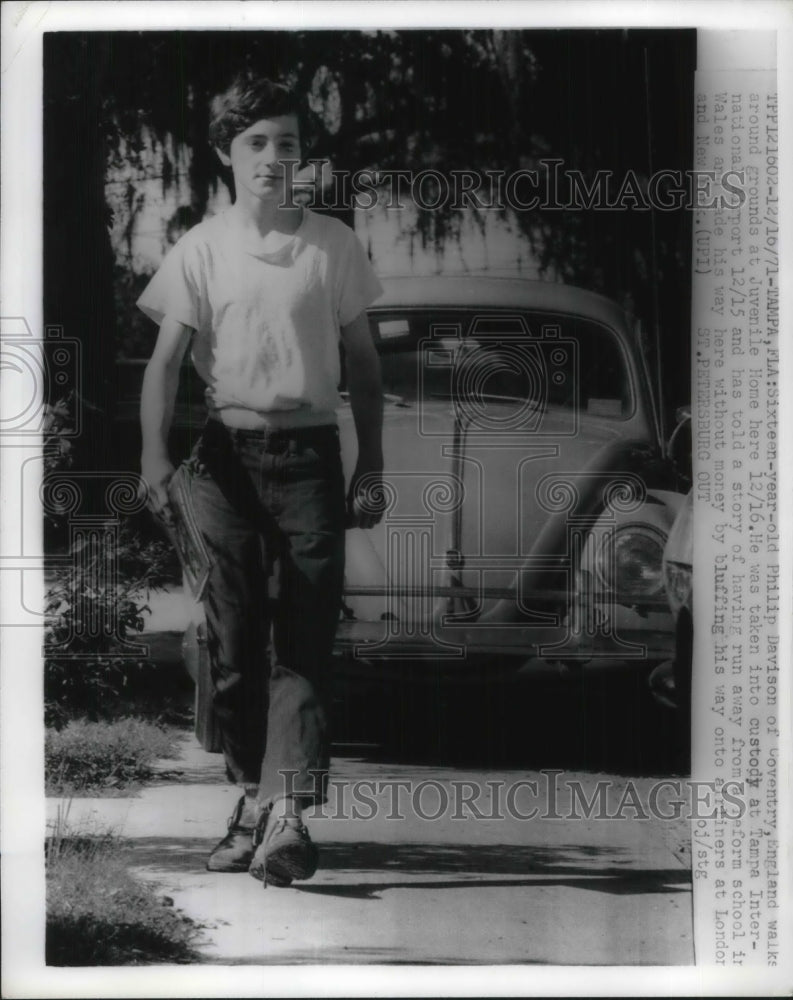 1971 Press Photo Philip Davidson walks around the ground of Juvenile Home - Historic Images